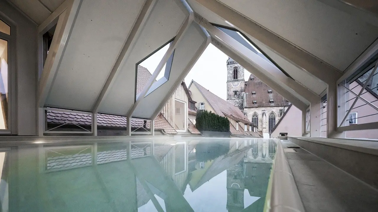 Einzigartiger Dachpool im Hotel Goldene Rose mit Blick auf historische Dächer und Kirchturm. Modernes Design trifft auf Altstadt-Charme.