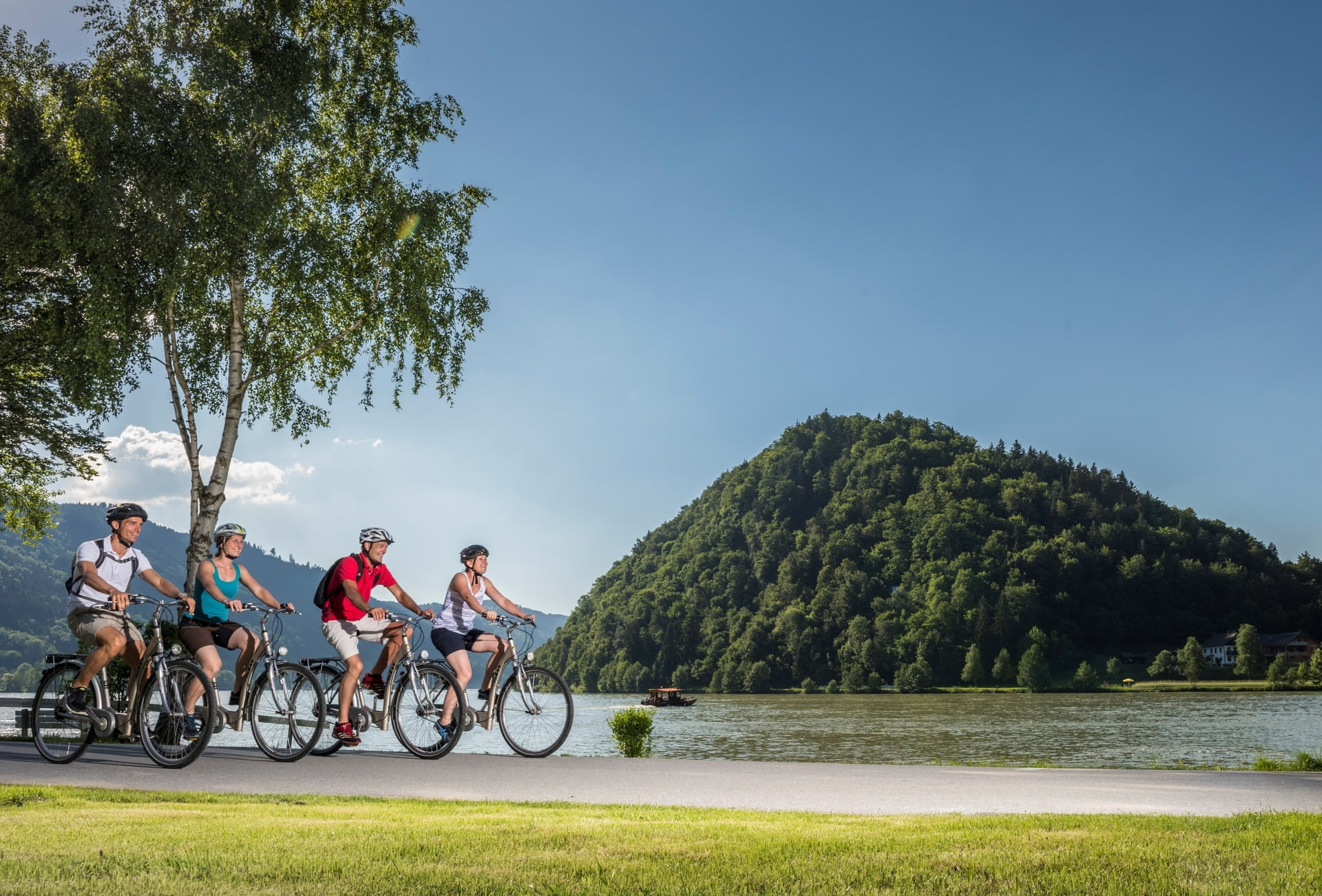Riverresort Donauschlinge in Haibach/Donau – Radfahrer am Donauradweg mit Flussblick | Wellnesshotel Oberösterreich