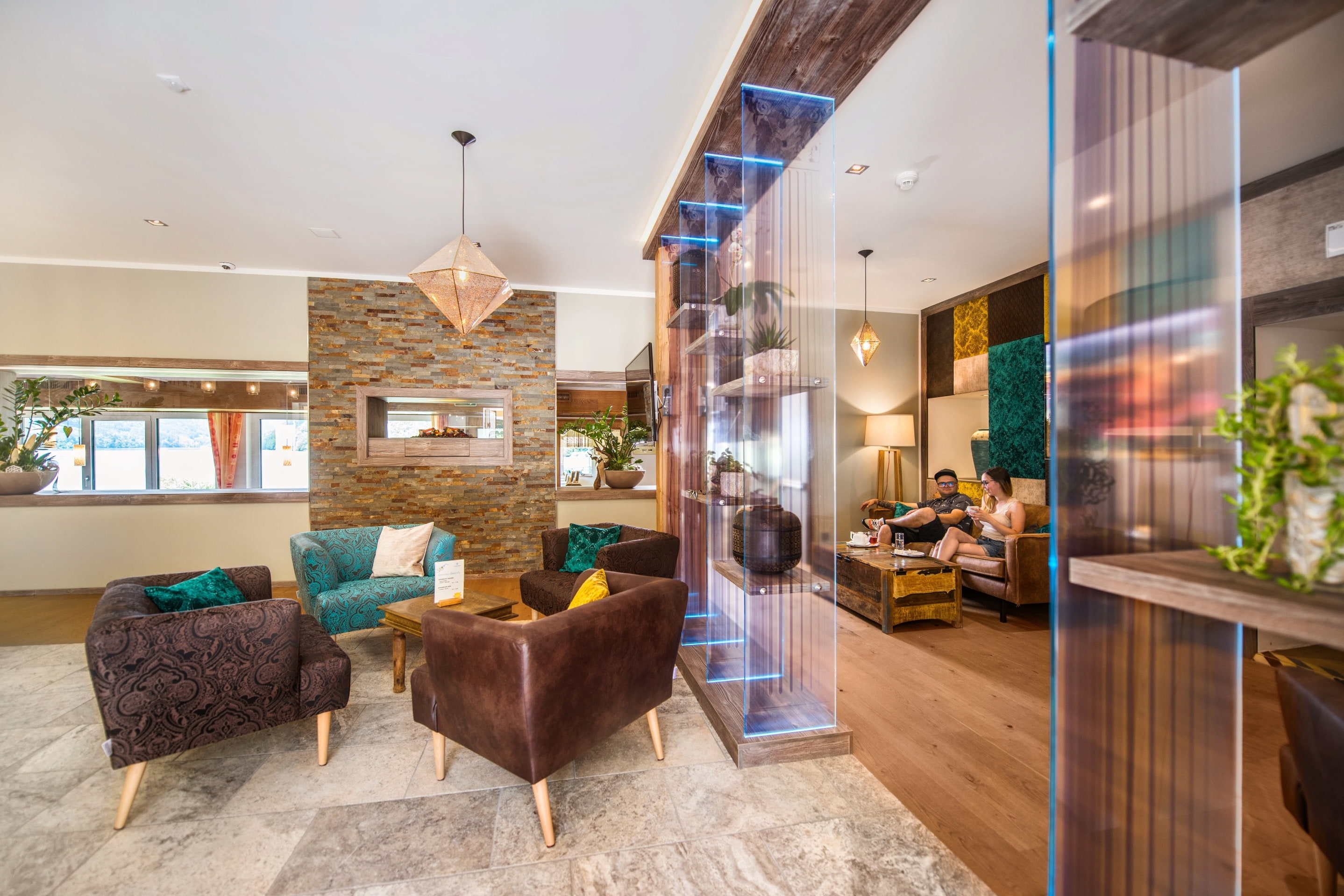 Riverresort Donauschlinge in Haibach/Donau – Moderne Hotellobby mit gemütlichen Sitzbereichen | Wellnesshotel Oberösterreich