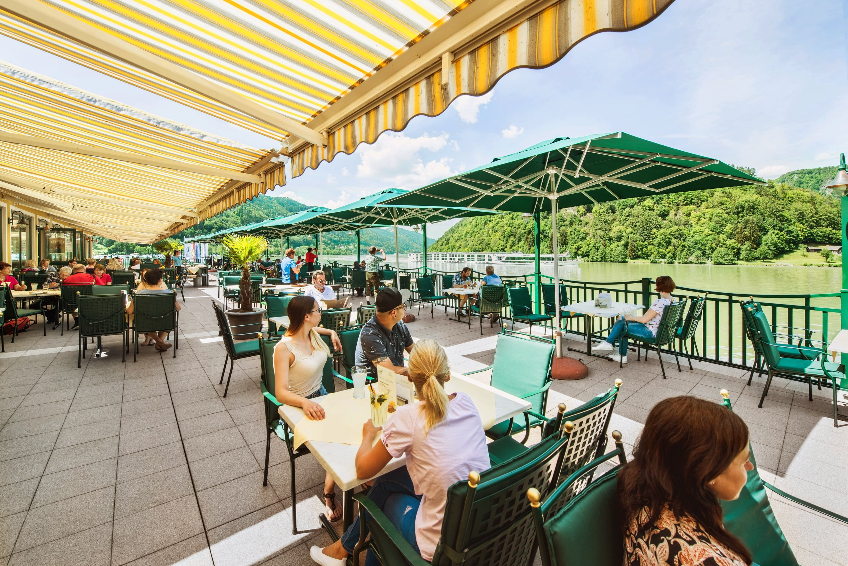 Riverresort Donauschlinge in Haibach/Donau – Restaurantterrasse mit Blick auf die Donau | Wellnesshotel Oberösterreich