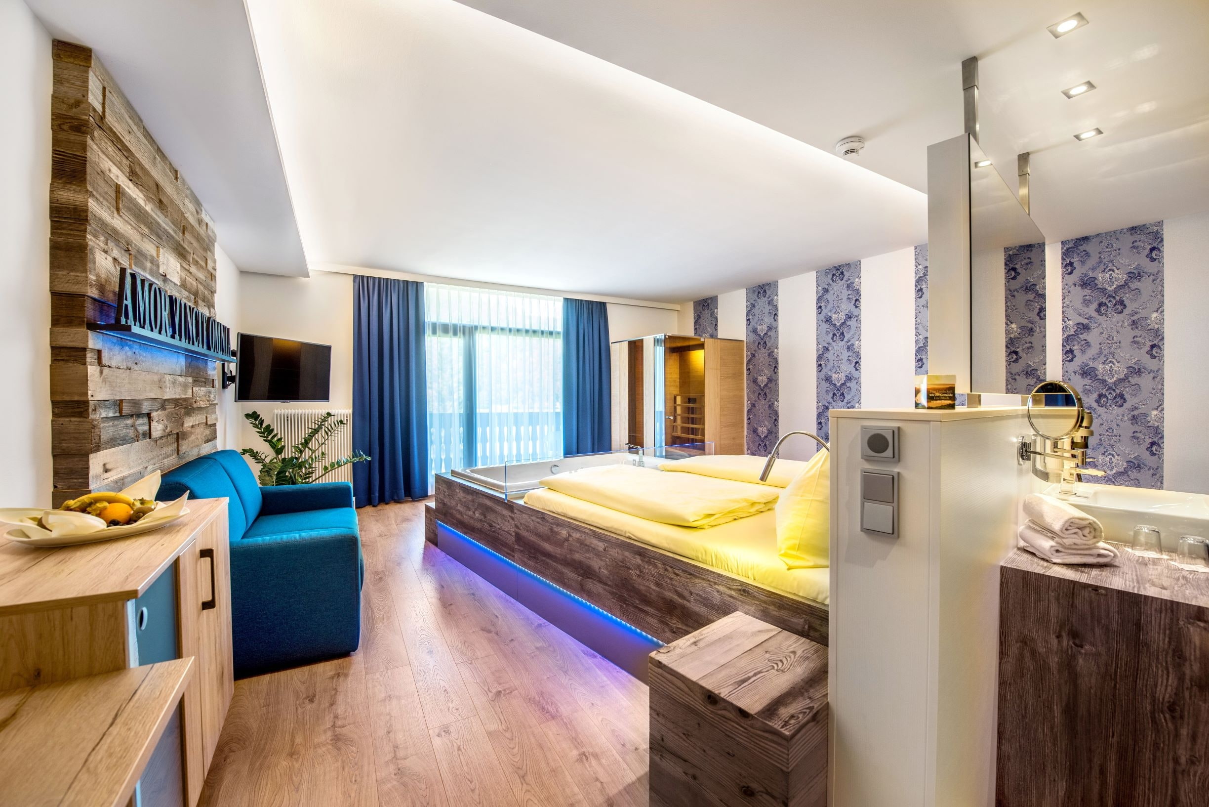Riverresort Donauschlinge in Haibach/Donau – Modernes Hotelzimmer mit Doppelbett und privater Sauna | Wellnesshotel Donauschlinge