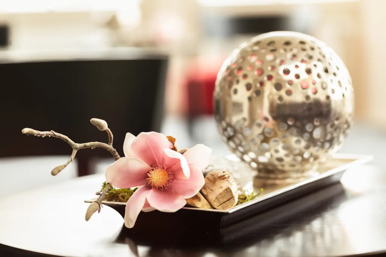 Dekoration mit rosa Blume und silberner Kugel im Hotel Traube Revital.