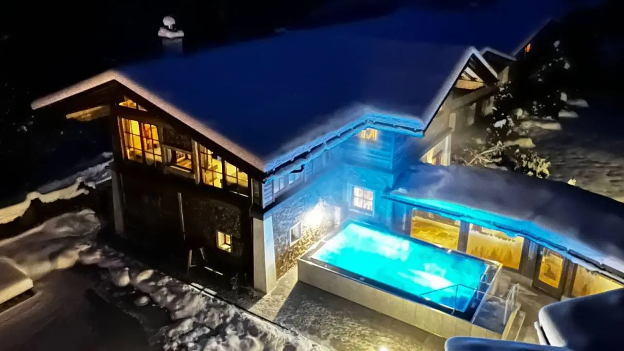 Beheizter Aussenpool im Schnee bei Nacht im Verwöhnhotel Kristall am Achensee.