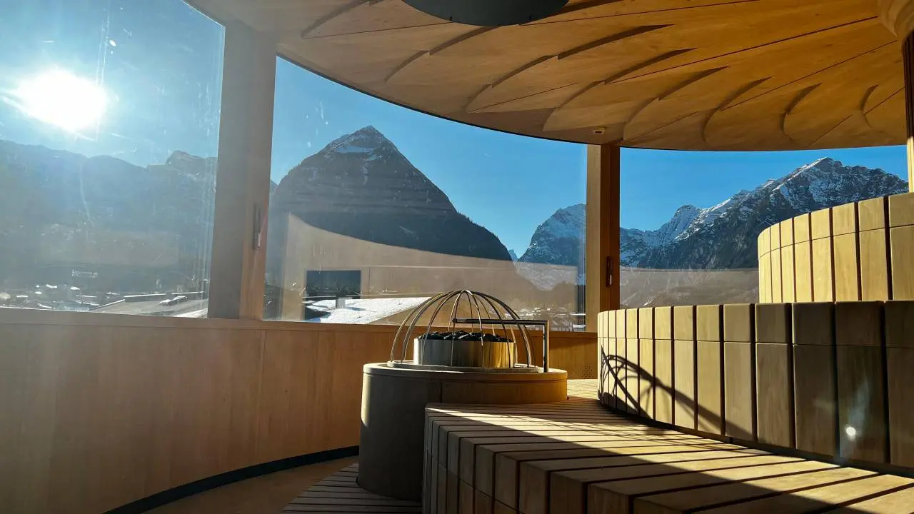Moderne Panoramasauna mit Holzelementen und Bergblick im Verwöhnhotel Kristall am Achensee.