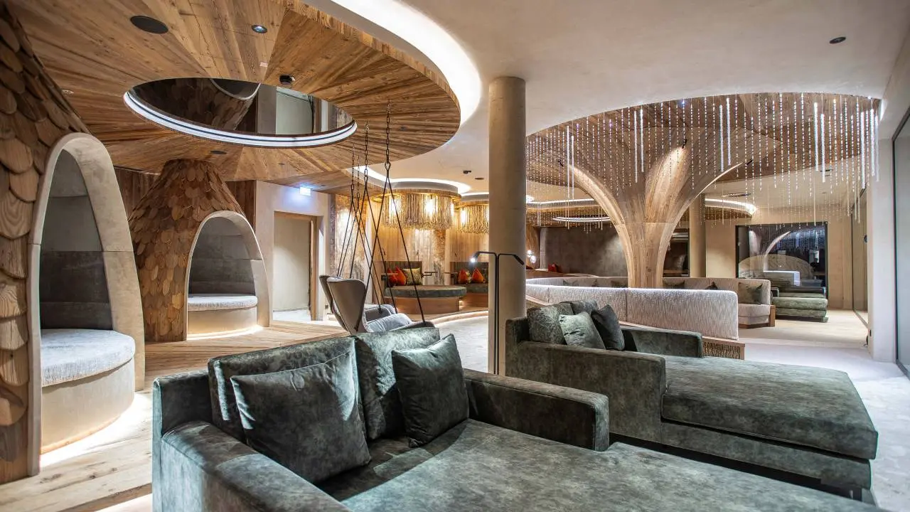 Exklusiver Ruheraum mit Design-Liegen und Schaukeln im Wellnessbereich des Verwöhnhotel Kristall am Achensee.