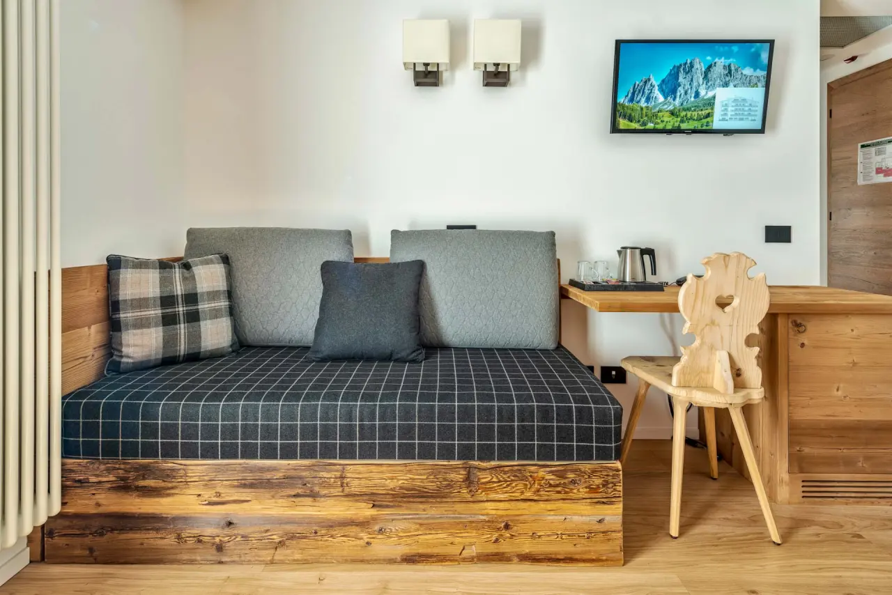 Camina Suite & Spa in Cortina d'Ampezzo – Gemütliche Sitzecke mit Altholz-Elementen | Wellnesshotel Dolomiten