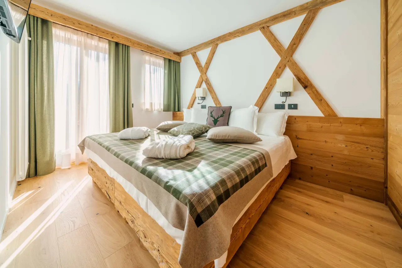 Camina Suite & Spa in Cortina d'Ampezzo – Modernes Doppelzimmer mit Altholz-Elementen | Wellnesshotel Dolomiten