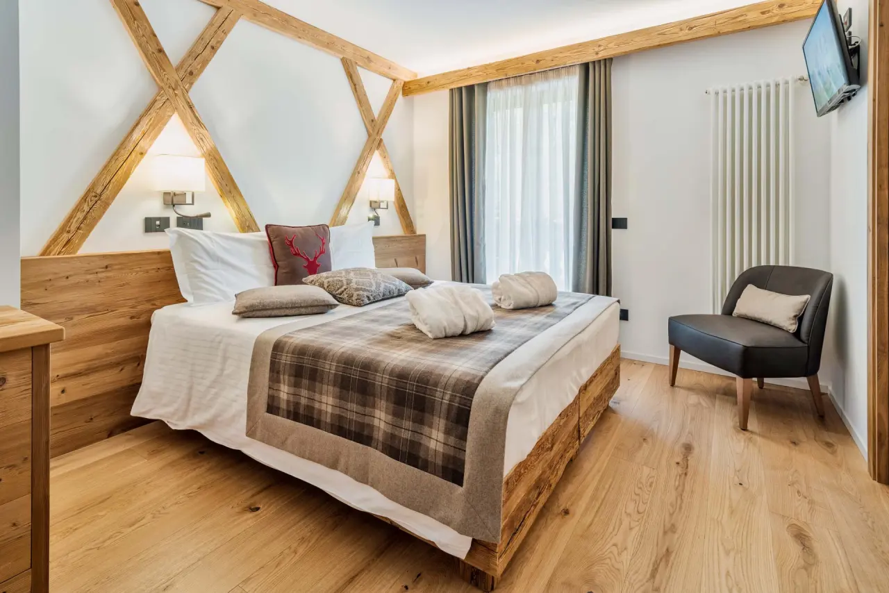 Camina Suite & Spa in Cortina d'Ampezzo – Modernes Doppelzimmer mit Altholz-Elementen | Wellnesshotel Dolomiten