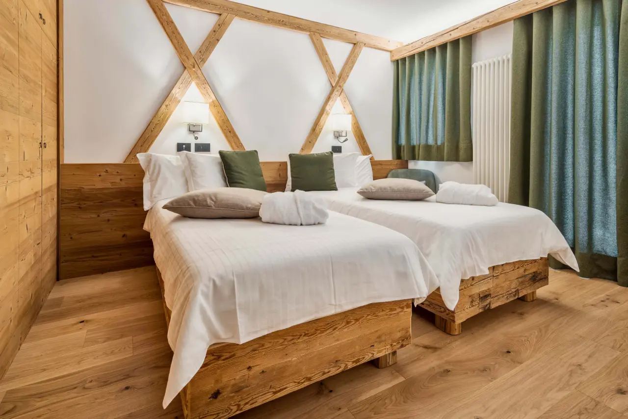Camina Suite & Spa in Cortina d'Ampezzo – Modernes Doppelzimmer mit Altholz-Design | Wellnesshotel Dolomiten