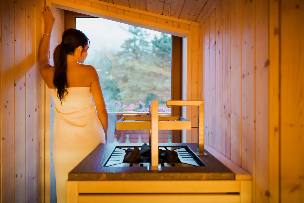 Camina Suite & Spa in Cortina d'Ampezzo – Moderne Sauna mit Panoramafenster und Bergblick | Wellnesshotel Dolomiten