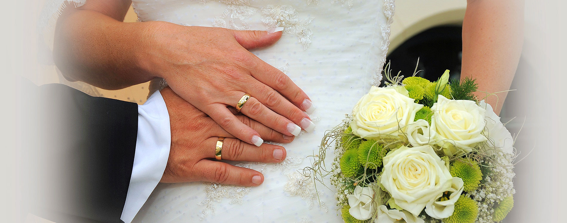 Romantik Hotel Schwanefeld & Spa in Meerane – Hände eines Brautpaares mit Ringen und Brautstrauß | Wellnesshotel Sachsen