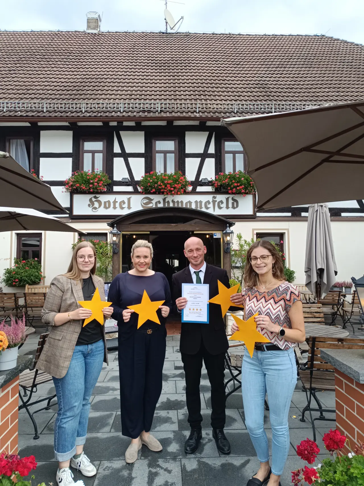 Romantik Hotel Schwanefeld & Spa in Meerane – Hotelteam vor dem Fachwerkgebäude | Wellnesshotel Sachsen
