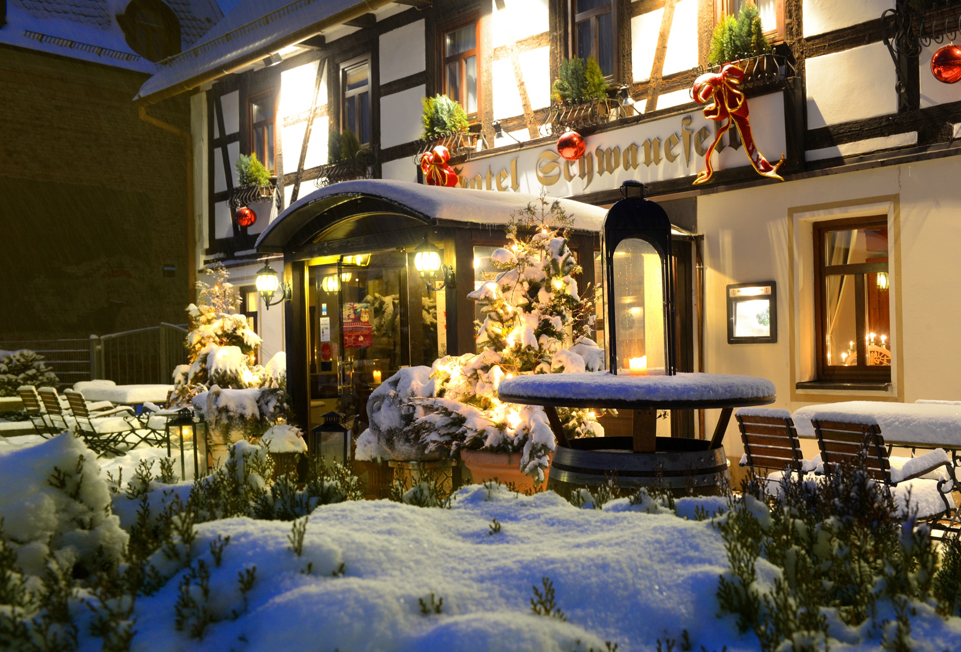 Romantik Hotel Schwanefeld & Spa in Meerane – Festlich beleuchtetes Hotel im Schnee bei Nacht | Wellnesshotel Sachsen