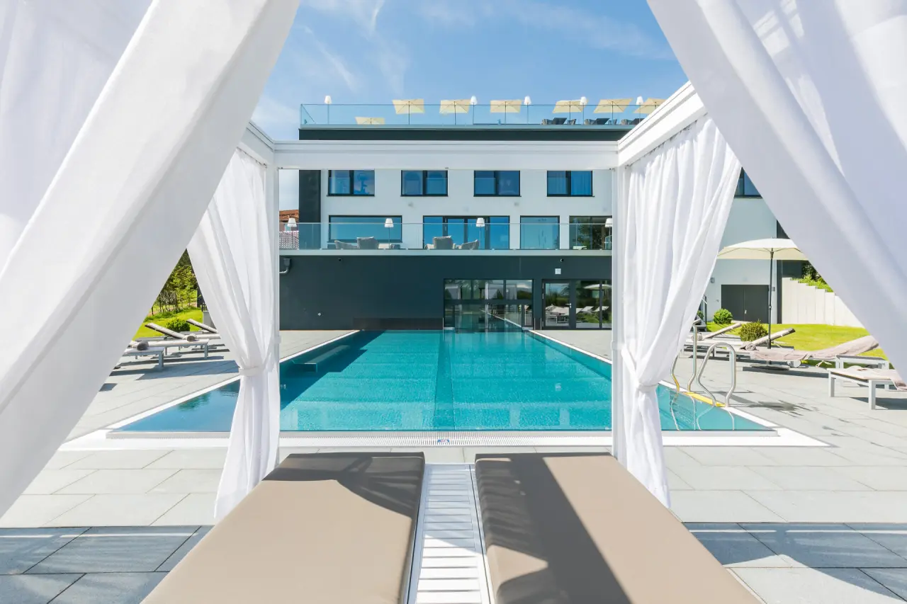 Romantik Hotel Schwanefeld & Spa in Meerane – Blick vom Daybed auf den Außenpool | Wellnesshotel Sachsen