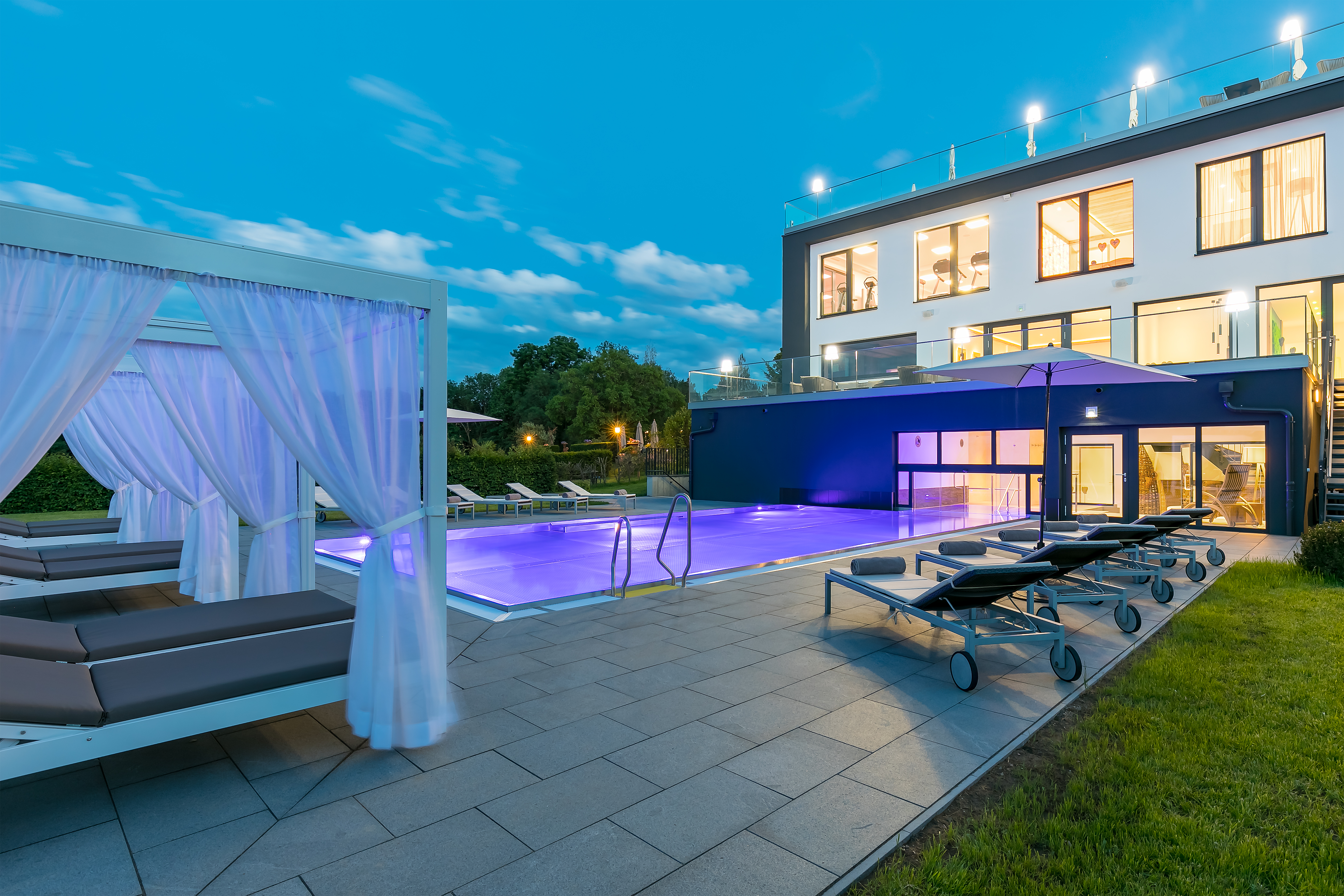 Romantik Hotel Schwanefeld & Spa in Meerane – Beleuchteter Außenpool mit Liegen und Cabanas | Wellnesshotel Sachsen