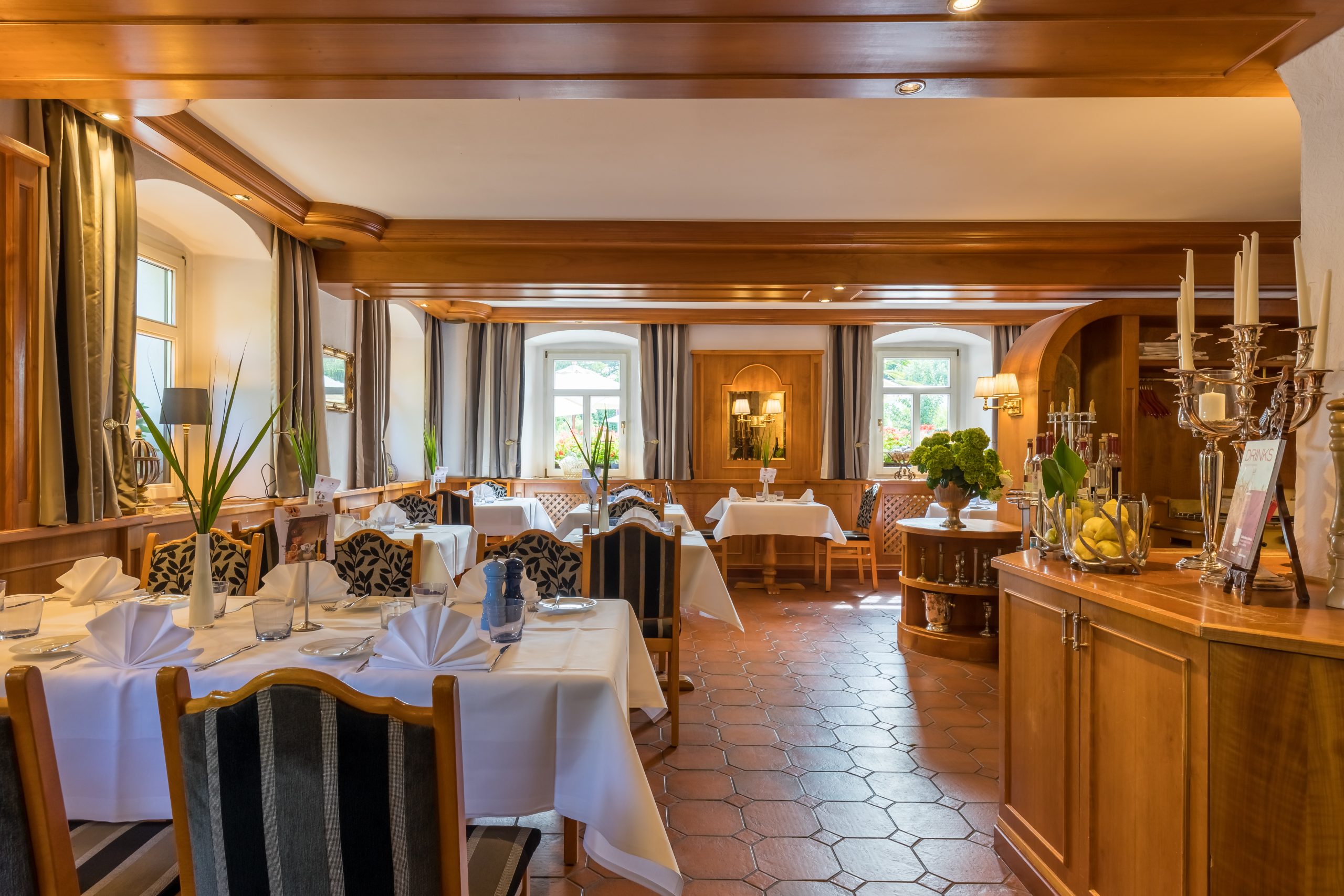 Romantik Hotel Schwanefeld & Spa in Meerane – Traditionelles Restaurant mit Holzbalken und Tischen | Wellnesshotel Sachsen