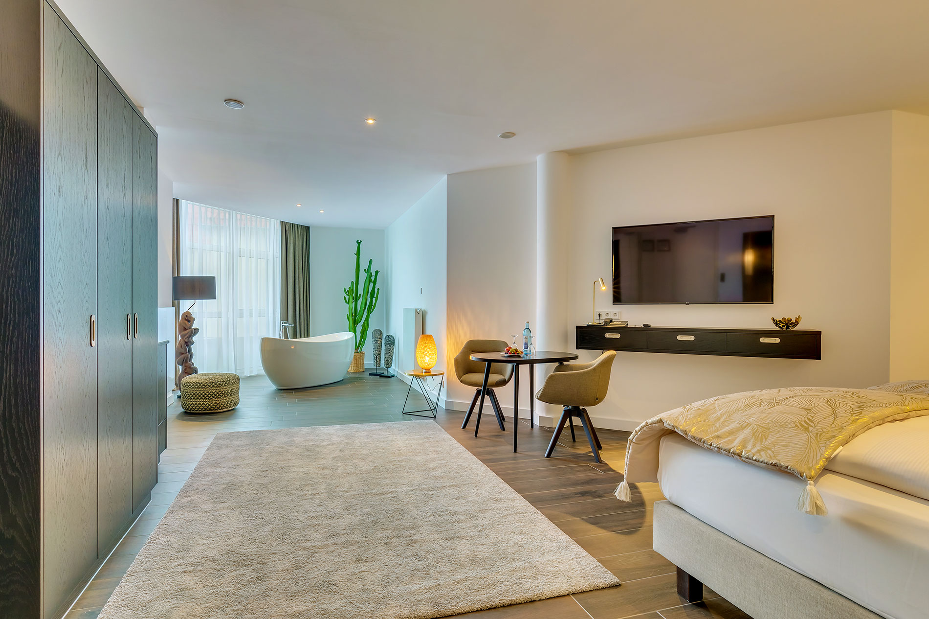 Romantik Hotel Schwanefeld & Spa in Meerane – Modernes Hotelzimmer mit freistehender Badewanne | Wellnesshotel Sachsen