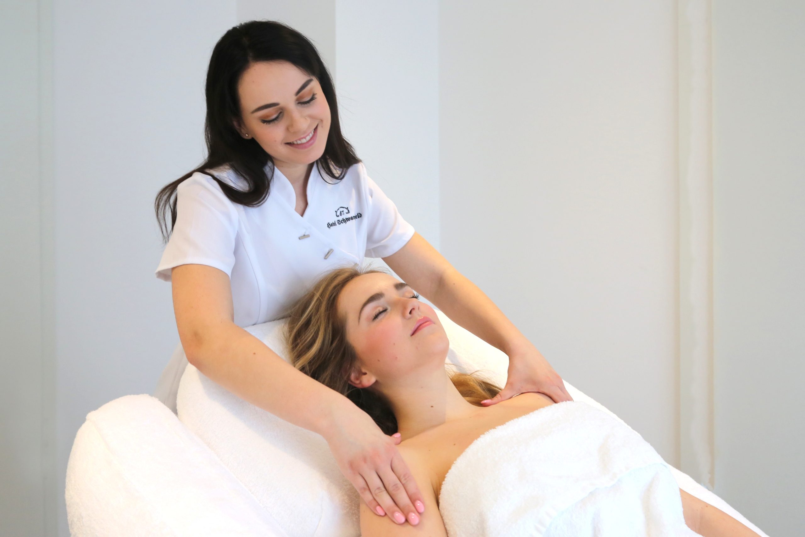 Romantik Hotel Schwanefeld & Spa in Meerane – Entspannende Massage im modernen Spa-Bereich | Wellnesshotel Sachsen