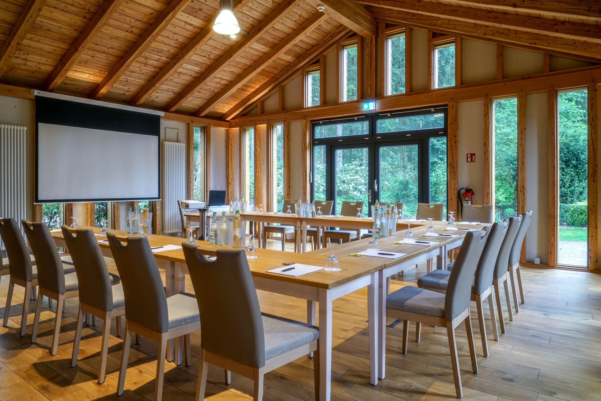 Hotel Heidegrund in Garrel – Heller Konferenzraum mit Holzdach und U-förmiger Tischordnung | Wellnesshotel Garrel