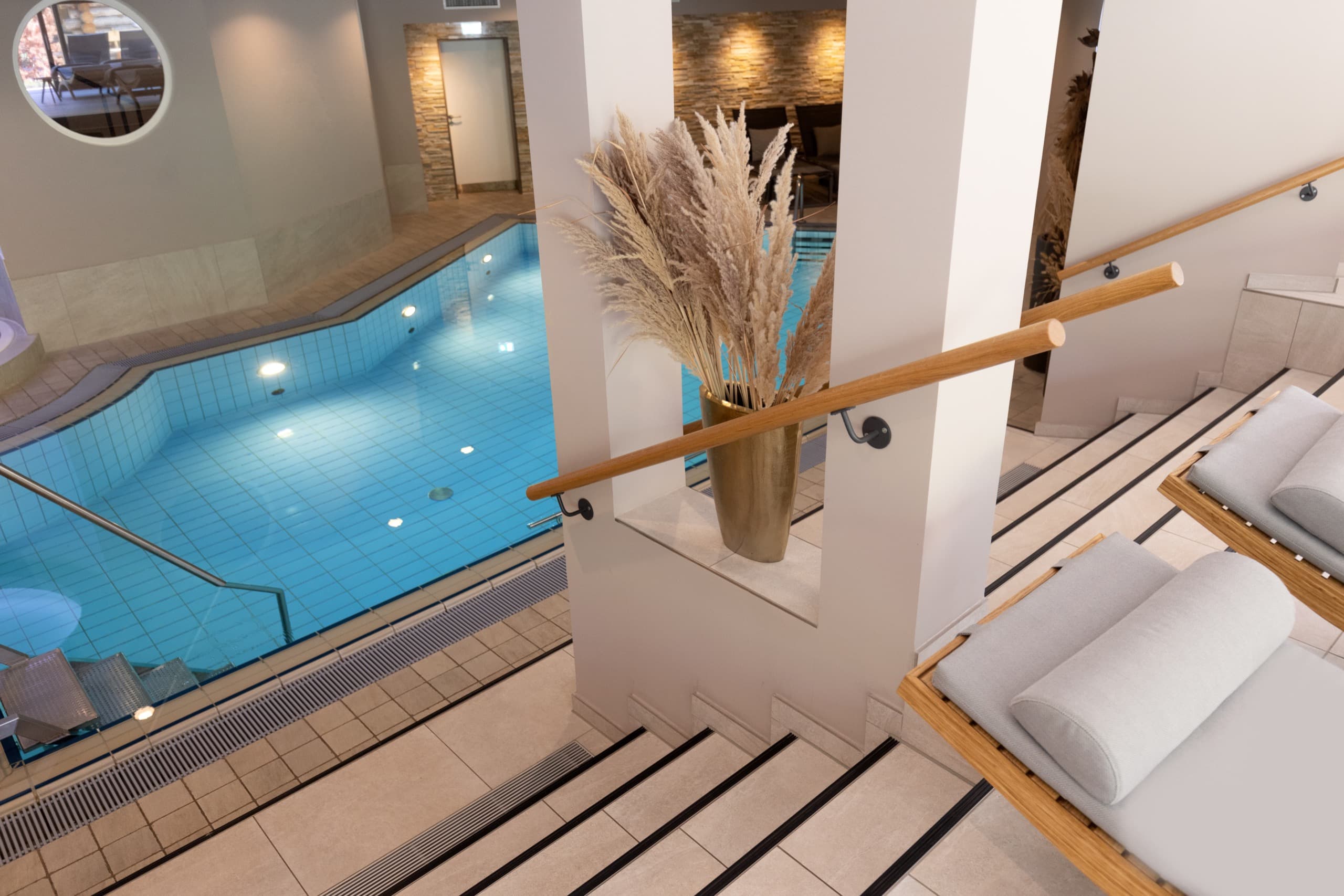 Hotel Heidegrund in Garrel – Innenpoolbereich mit bequemen Liegen und stilvoller Dekoration | Wellnesshotel Garrel
