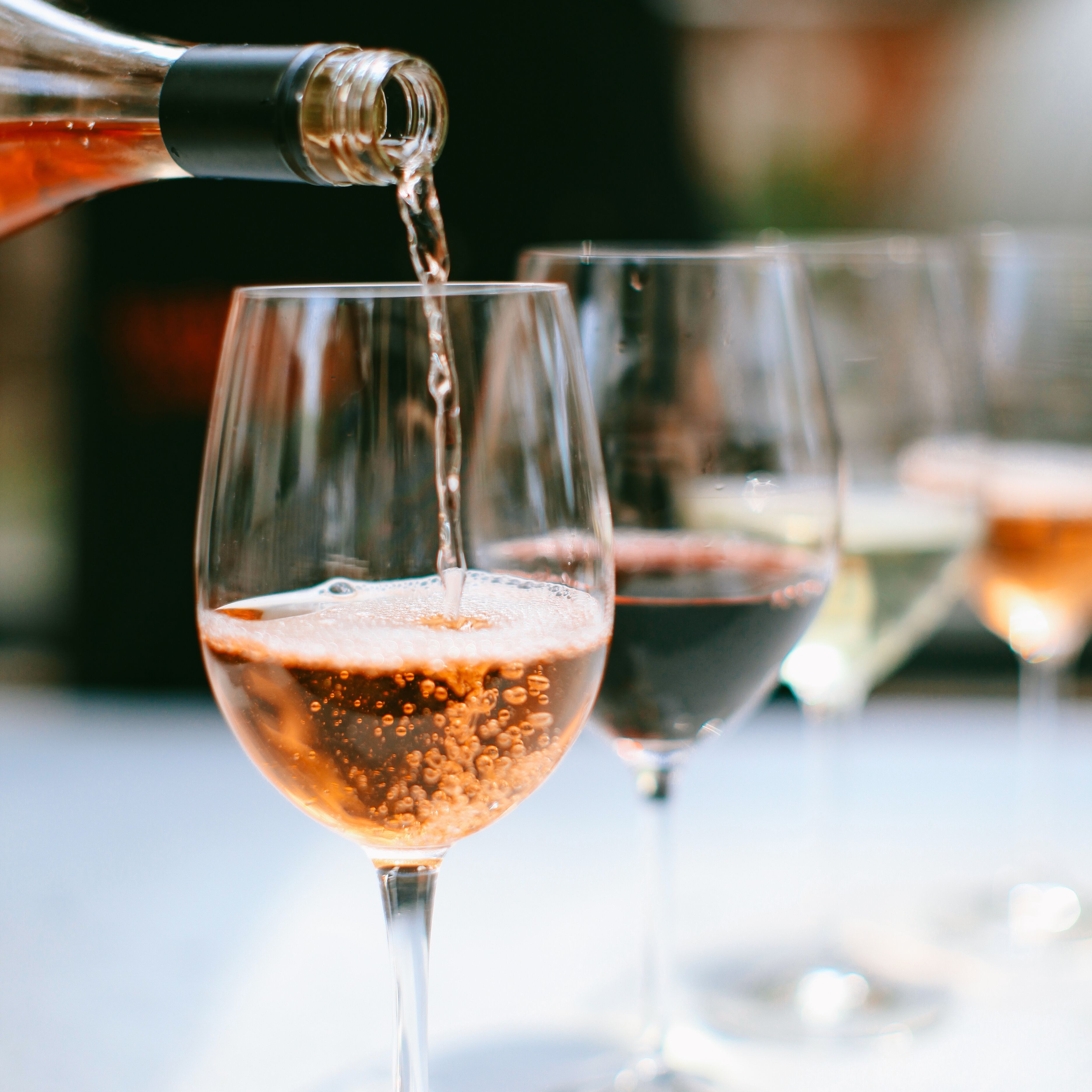 Hotel Heidegrund in Garrel – Roséwein wird in ein Glas eingeschenkt | Wellnesshotel Oldenburger Münsterland