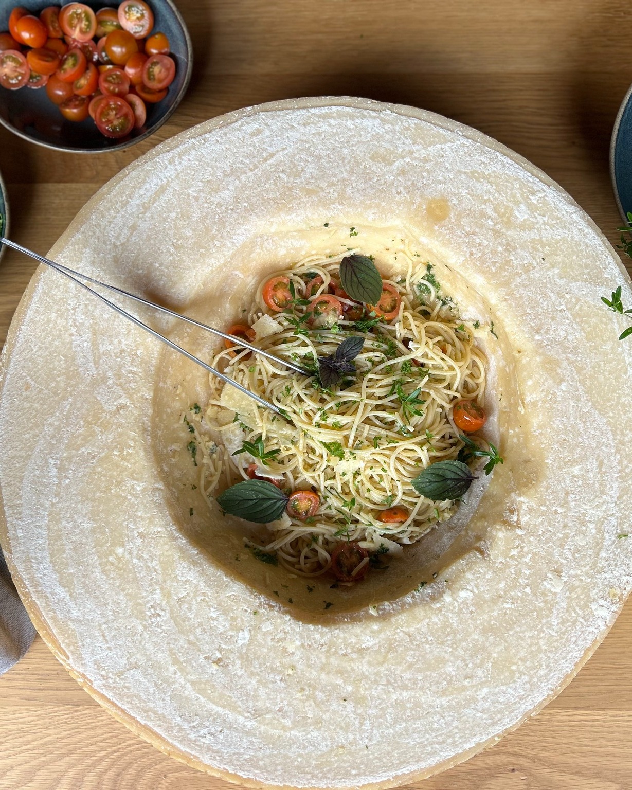 Hotel Heidegrund in Garrel – Frische Pasta im Parmesanlaib serviert | Wellnesshotel Oldenburger Münsterland