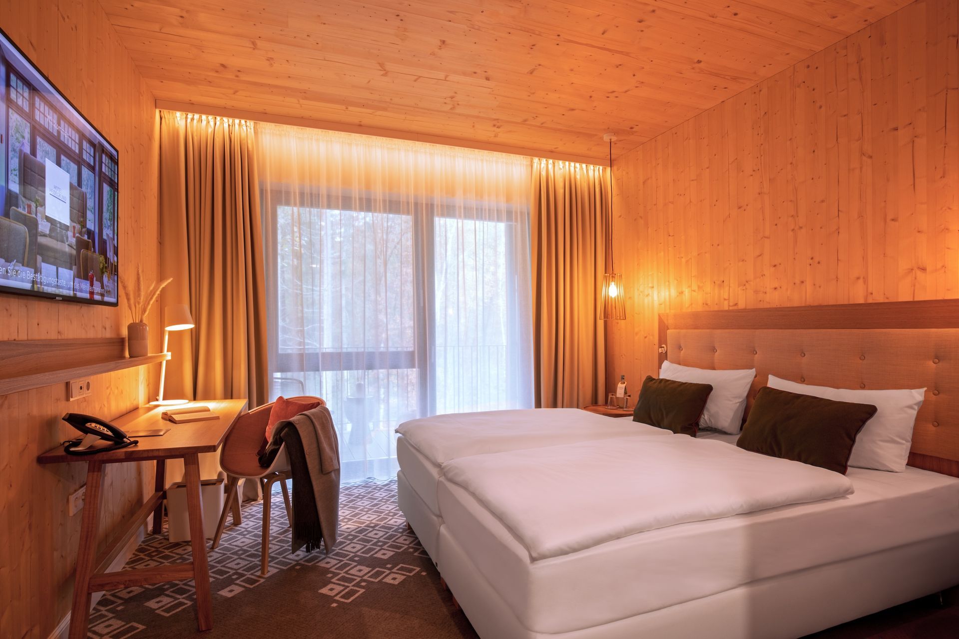 Hotel Heidegrund in Garrel – Komfortables Doppelzimmer mit Holzelementen und großem Fenster | Wellnesshotel Garrel