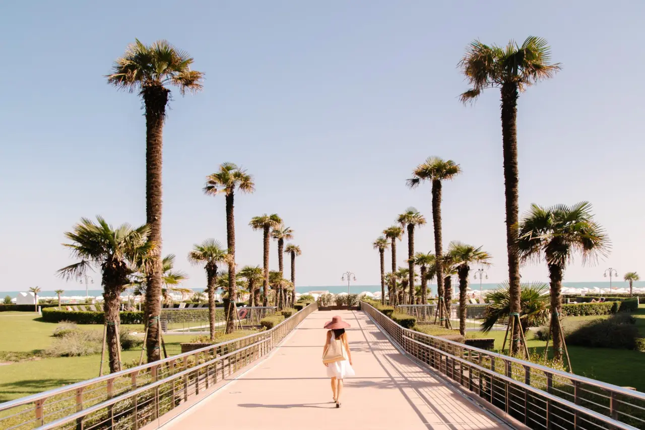 Almar Resort & Spa in Lido di Jesolo – Palmenallee mit Weg zum Strand | Wellnesshotel Venetien