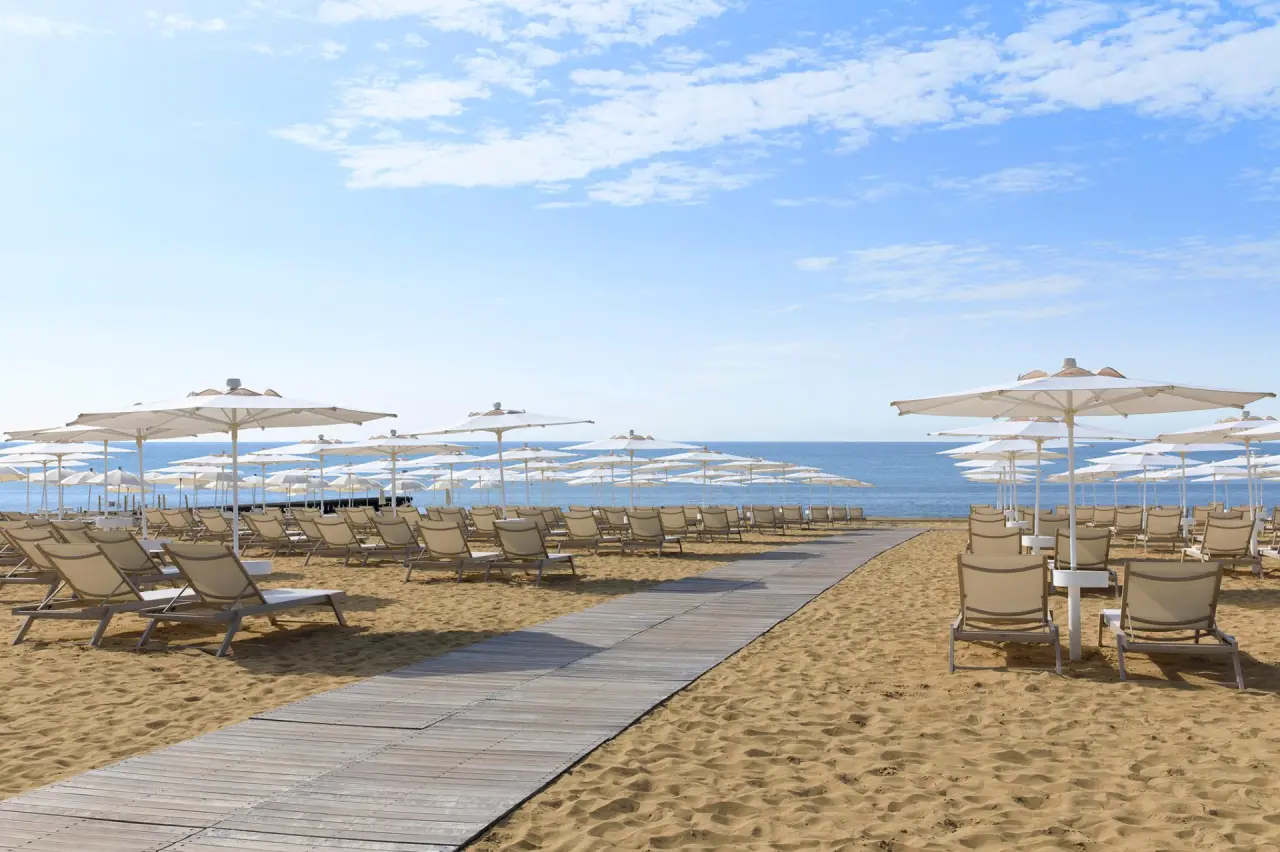 Almar Resort & Spa in Lido di Jesolo – Privatstrand mit Sonnenliegen und Schirmen | Wellnesshotel Venetien