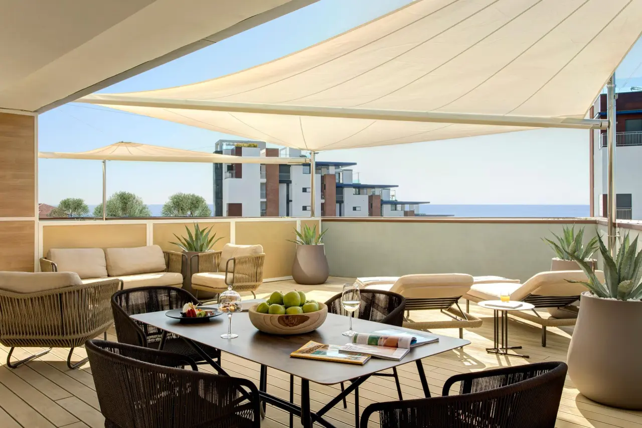 Almar Resort & Spa in Lido di Jesolo – Dachterrasse mit Loungemöbeln und Meerblick | Wellnesshotel Venezianische Riviera