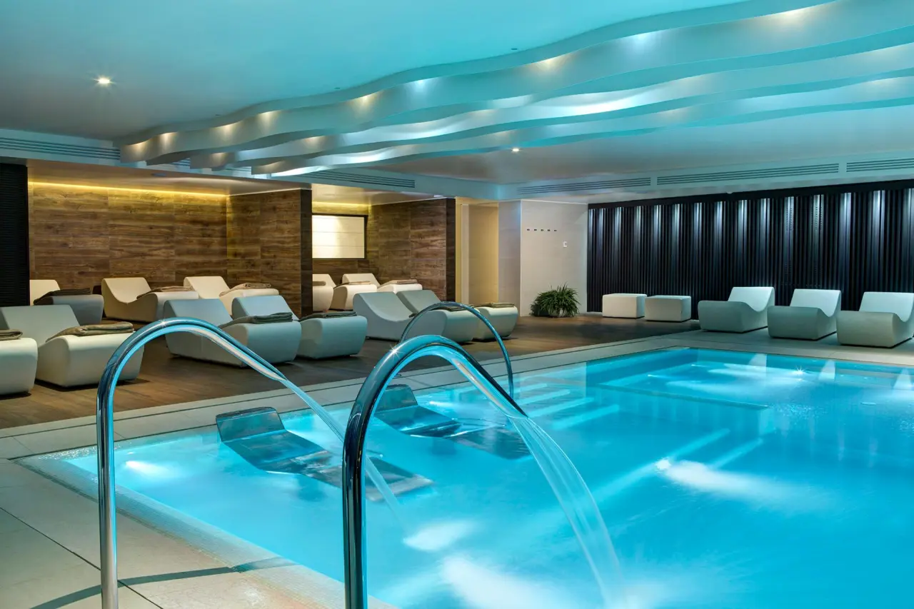 Almar Resort & Spa in Jesolo – Moderner Indoor-Pool mit Schwallduschen und Ruheliegen | Wellnesshotel Venetien