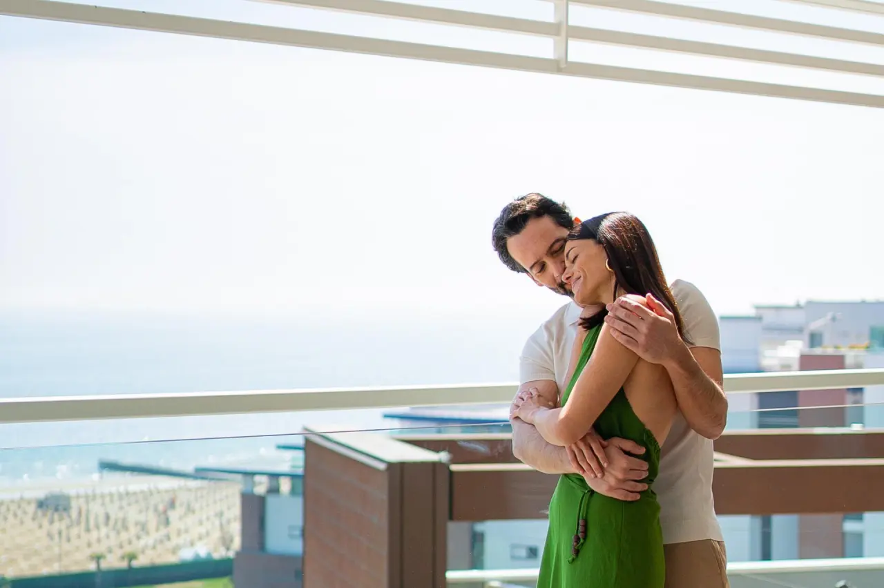 Almar Resort & Spa in Jesolo – Paar auf dem Balkon mit Blick auf die Adria | Wellnesshotel Venetien