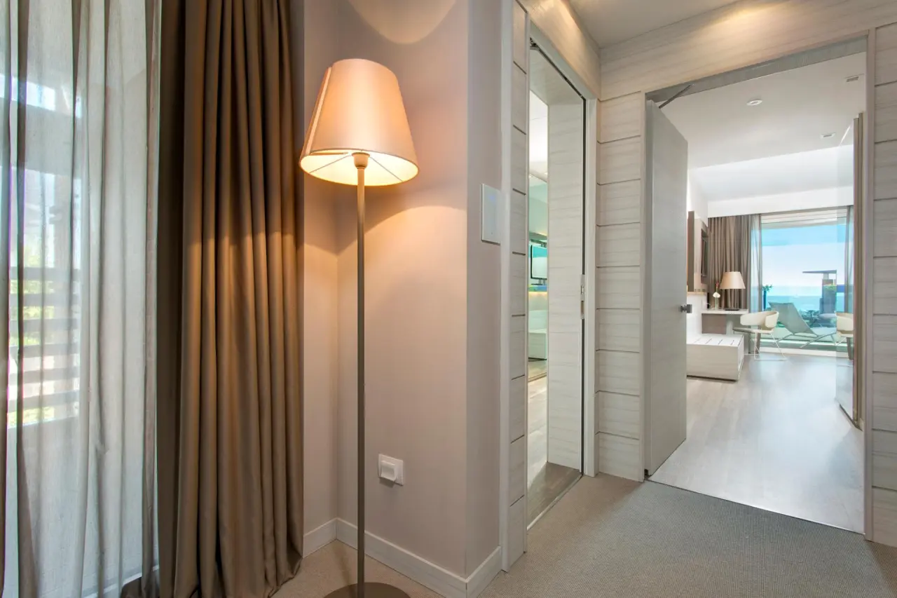 Almar Resort & Spa in Jesolo – Modernes Hotelzimmer mit Balkon und Meerblick | Wellnesshotel Venetien