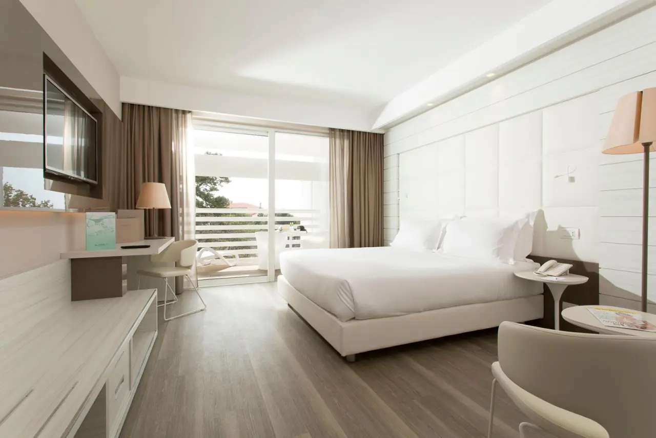 Almar Resort & Spa in Lido di Jesolo – Modernes Doppelzimmer mit Balkon | Wellnesshotel Venetien