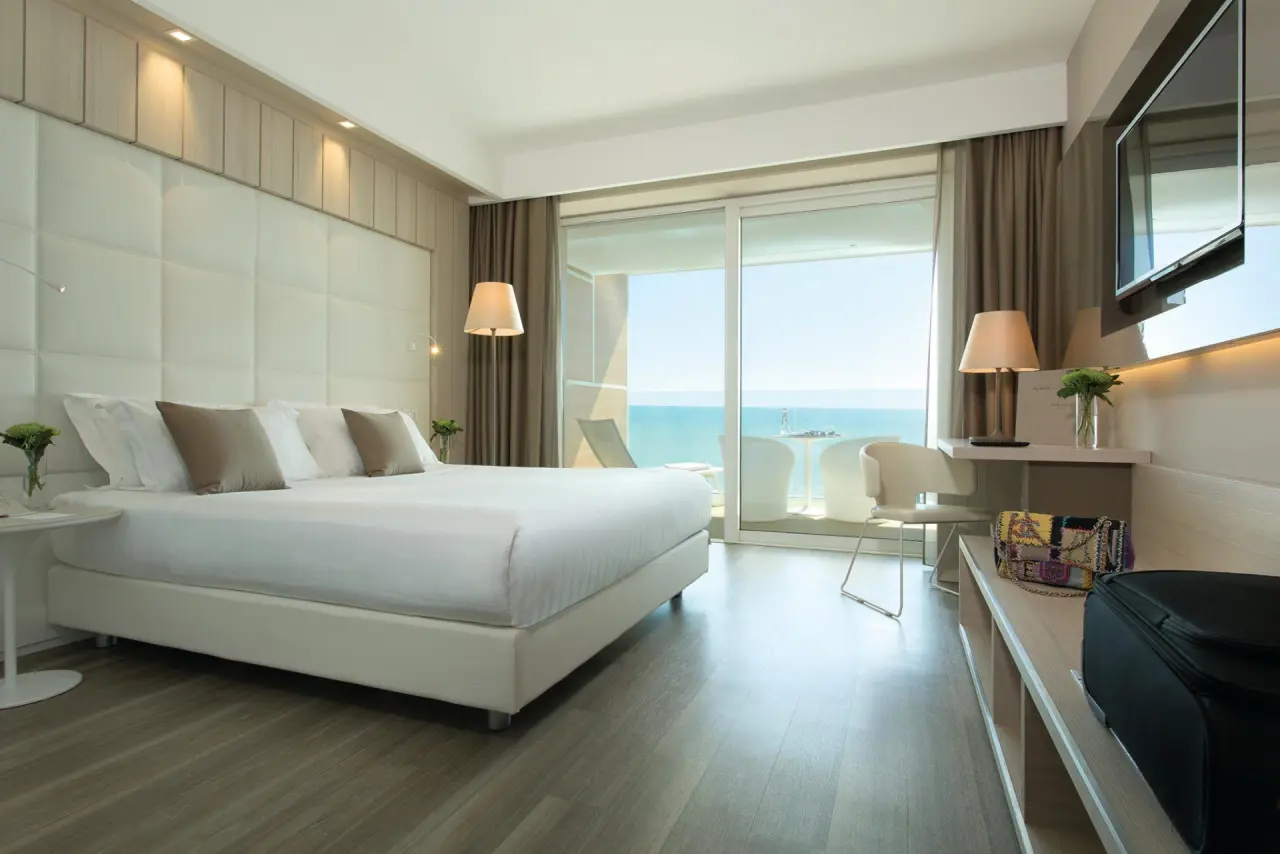 Almar Resort & Spa in Jesolo – Modernes Doppelzimmer mit Meerblick und Balkon | Wellnesshotel Venetien