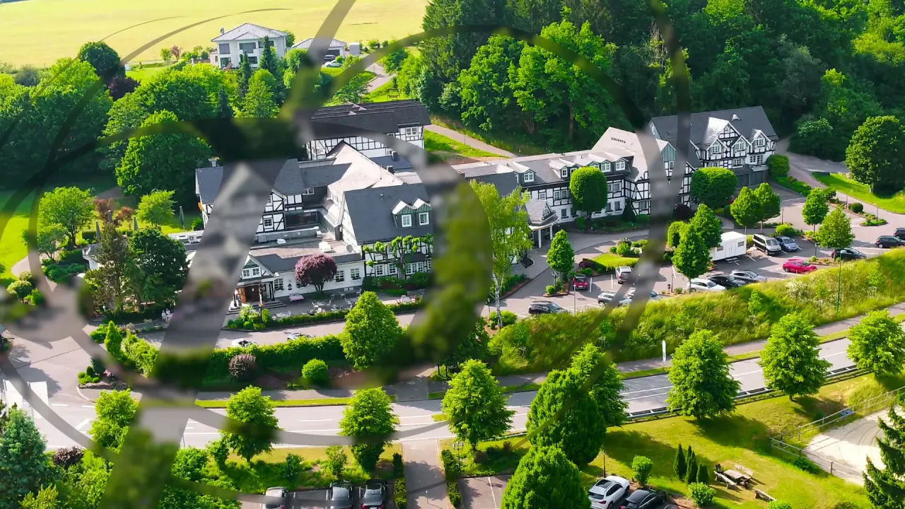 Luftaufnahme des Romantik Hotel Haus Platte mit traditionellen Fachwerkfassaden, umgeben von üppigem Grün und Natur.