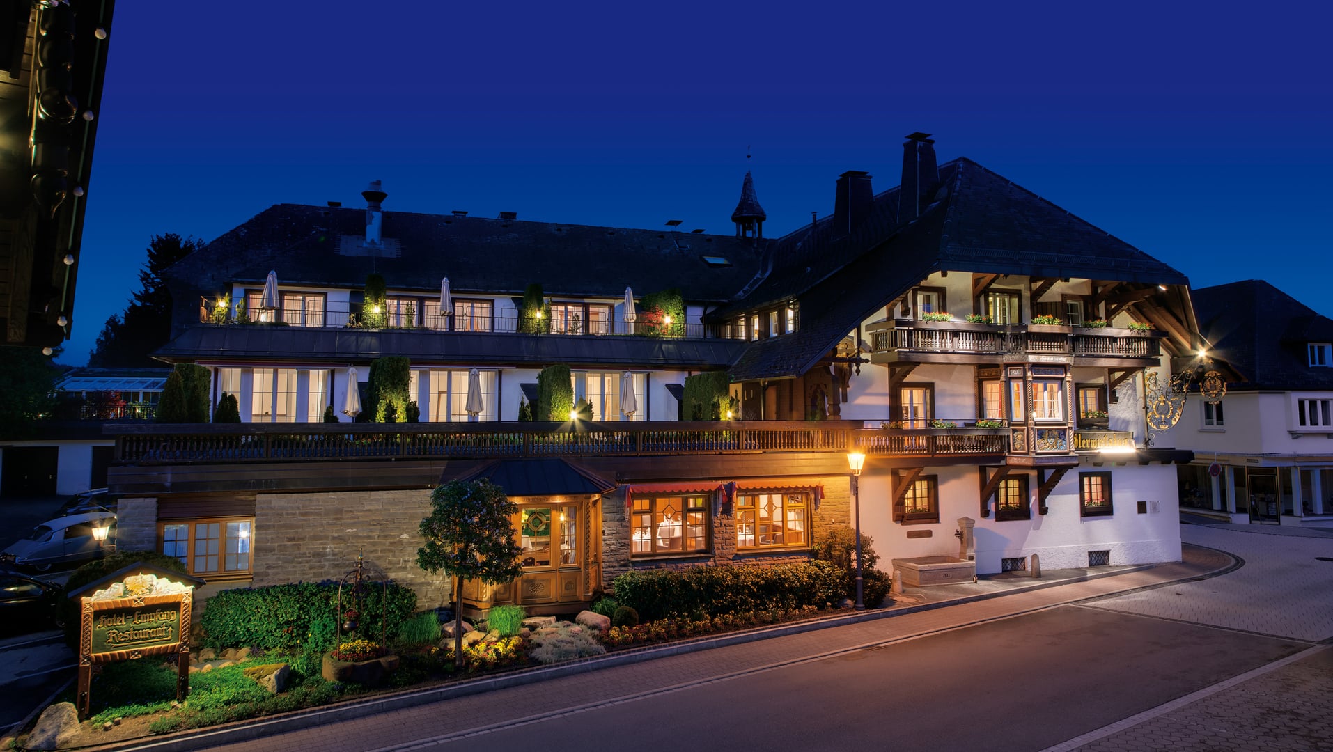 Wellnesshotel Adler Häusern in Häusern – Beleuchtete Fassade bei Nacht | Wellnesshotel Schwarzwald