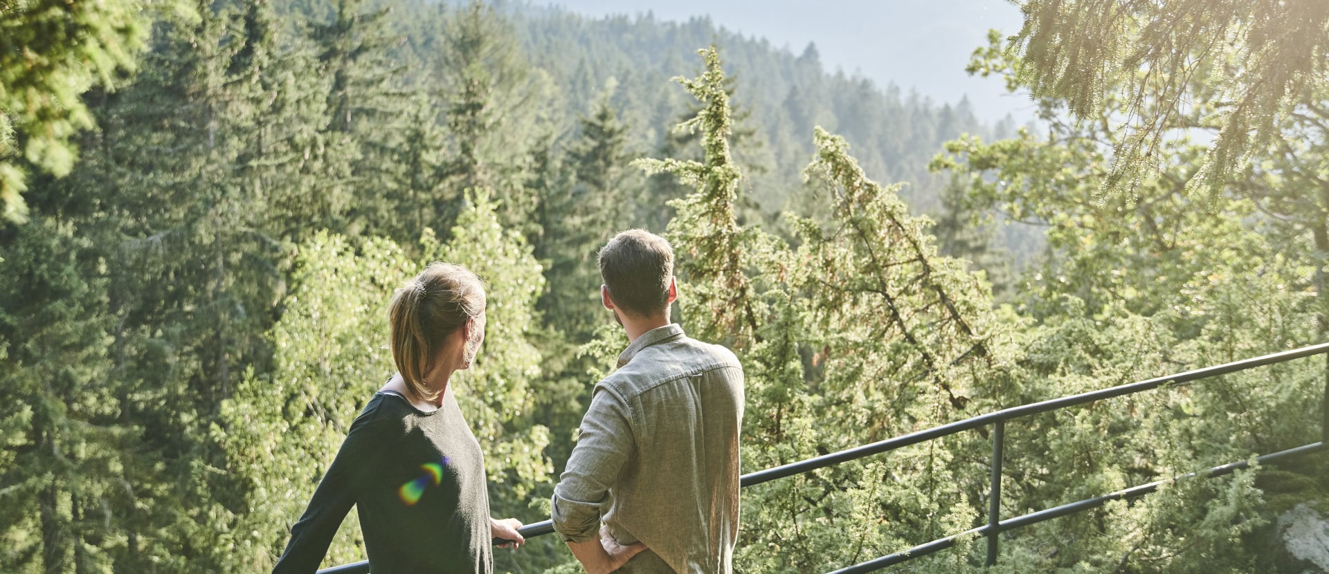 Wellnesshotel Adler Häusern in Häusern – Paar genießt den Ausblick auf die Waldlandschaft | Wellnesshotel Schwarzwald