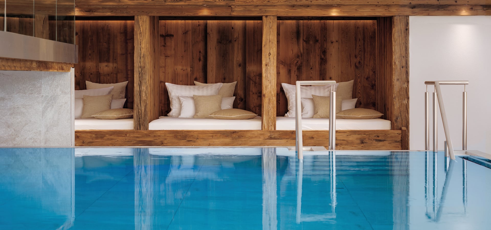 Wellnesshotel Adler Häusern in Häusern – Entspannungsbereich am Innenpool mit Holzliegen | Wellnesshotel Schwarzwald