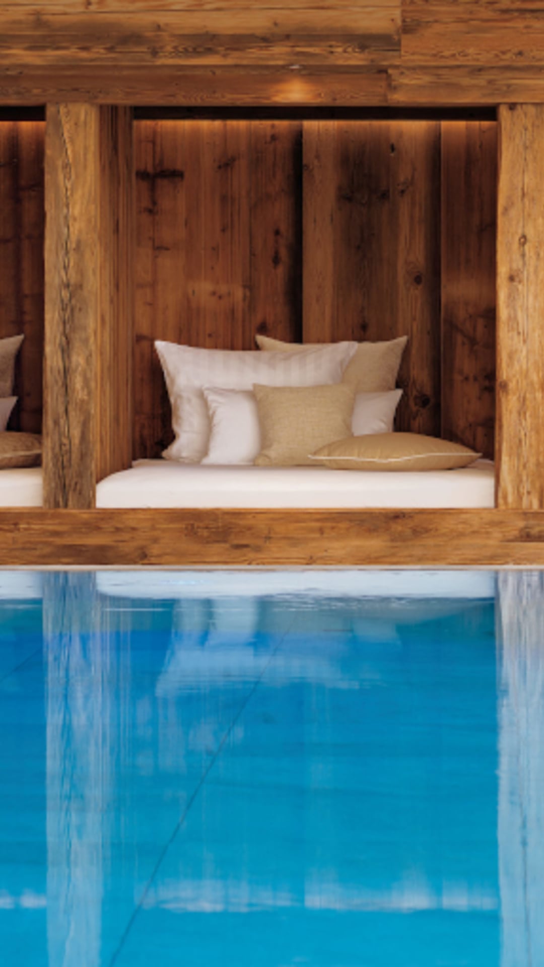 Wellnesshotel Adler Häusern in Häusern – Gemütliche Holzliege am Innenpool | Wellnesshotel Schwarzwald