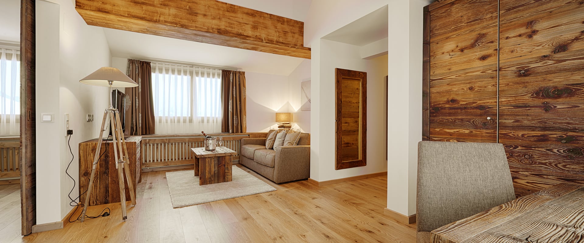 Wellnesshotel Adler Häusern in Häusern – Gemütlicher Wohnbereich einer Suite | Wellnesshotel Schwarzwald