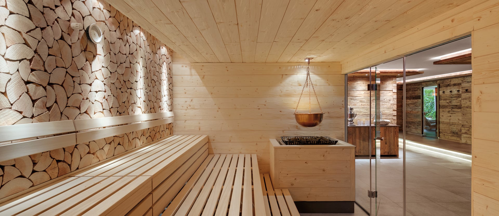 Wellnesshotel Adler Häusern in Häusern – Moderne Holzsauna mit stilvollem Design | Wellnesshotel Schwarzwald
