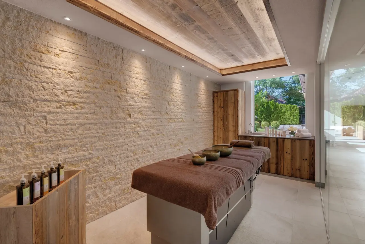 Wellnesshotel Adler Häusern in Häusern – Heller Behandlungsraum mit Blick in den Garten | Wellnesshotel Schwarzwald