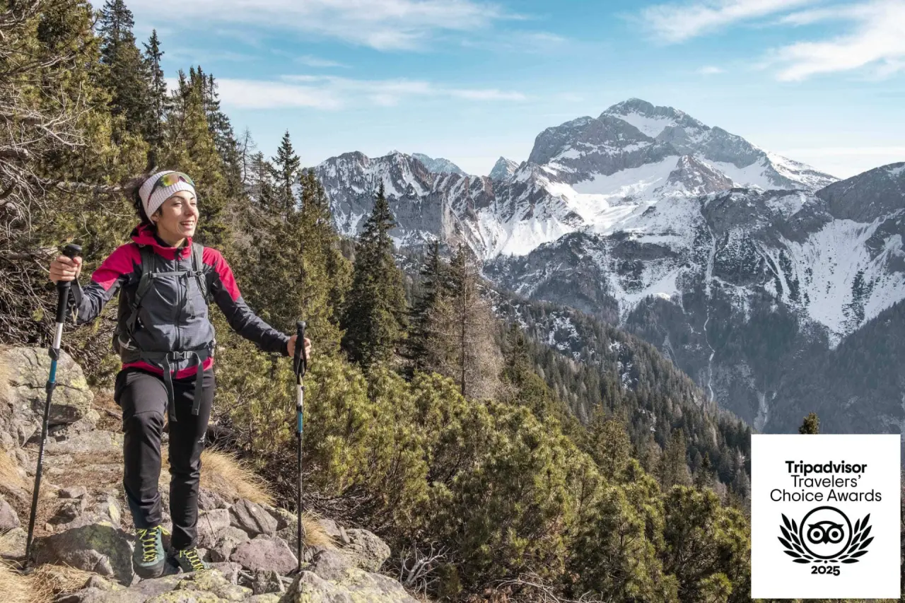 Orobie Alps Resort in Roncobello – Wanderin vor verschneitem Bergpanorama | Wellnesshotel Lombardei