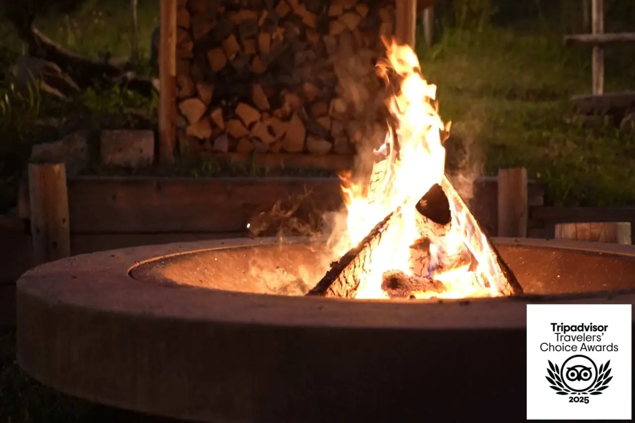 Orobie Alps Resort in Roncobello – Gemütliche Feuerschale im Außenbereich | Wellnesshotel Lombardei
