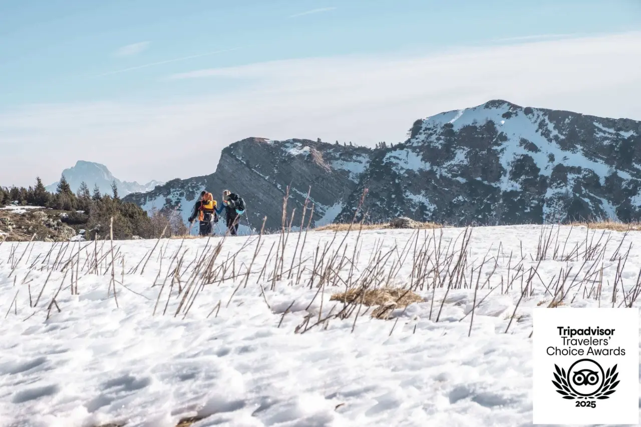 Orobie Alps Resort in Roncobello – Wanderer in verschneiter Berglandschaft | Wellnesshotel Lombardei