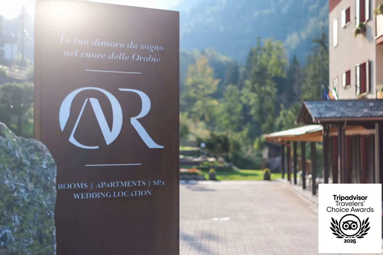 Orobie Alps Resort in Roncobello – Eingangsschild mit Hotellogo vor Bergkulisse | Wellnesshotel Lombardei