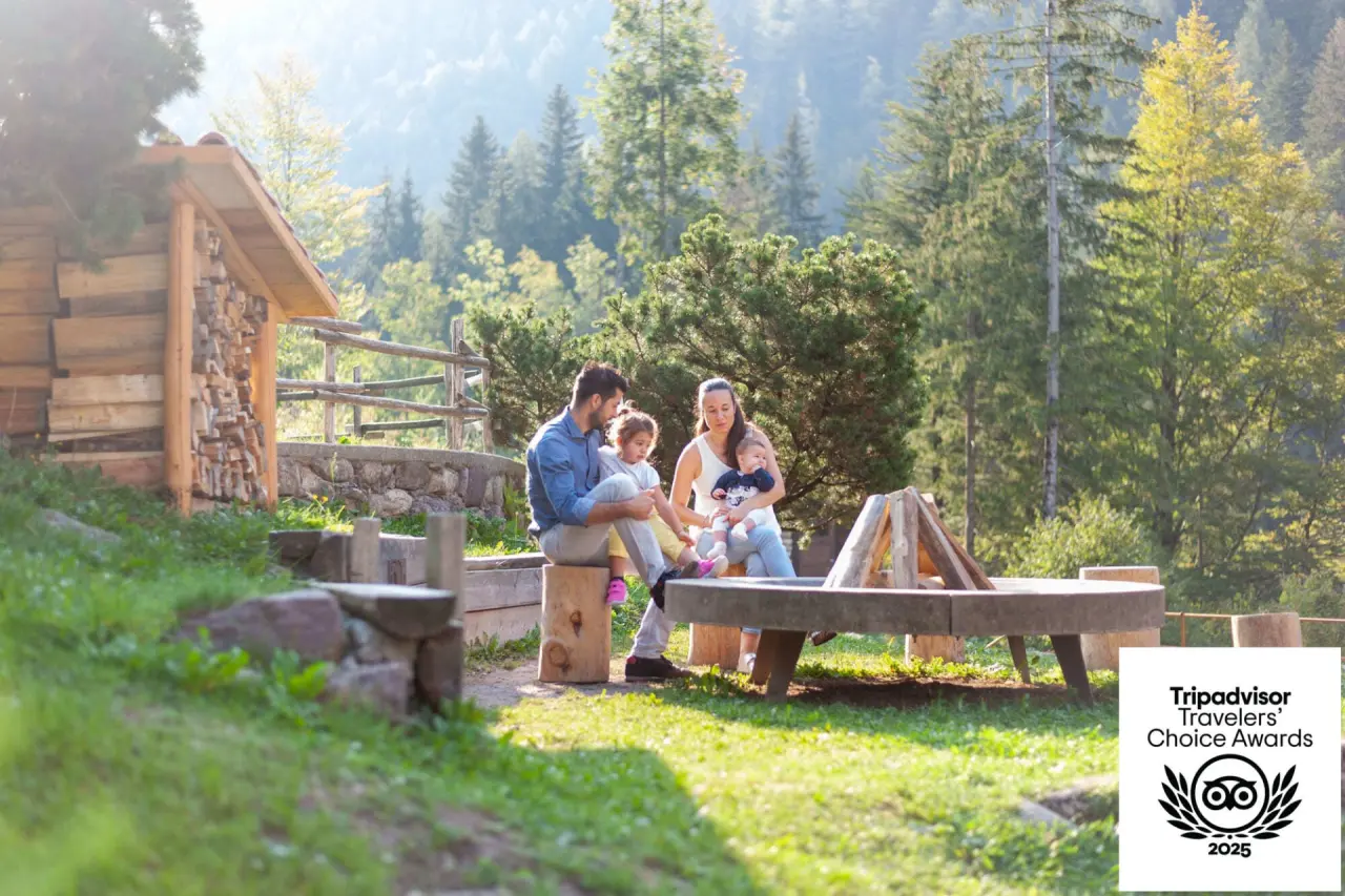 Orobie Alps Resort in Roncobello – Familie an der Feuerstelle im Garten | Wellnesshotel Lombardei