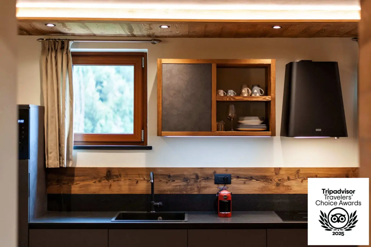 Orobie Alps Resort in Roncobello – Moderne Küchenzeile mit Holzdetails im Apartment | Wellnesshotel Lombardei