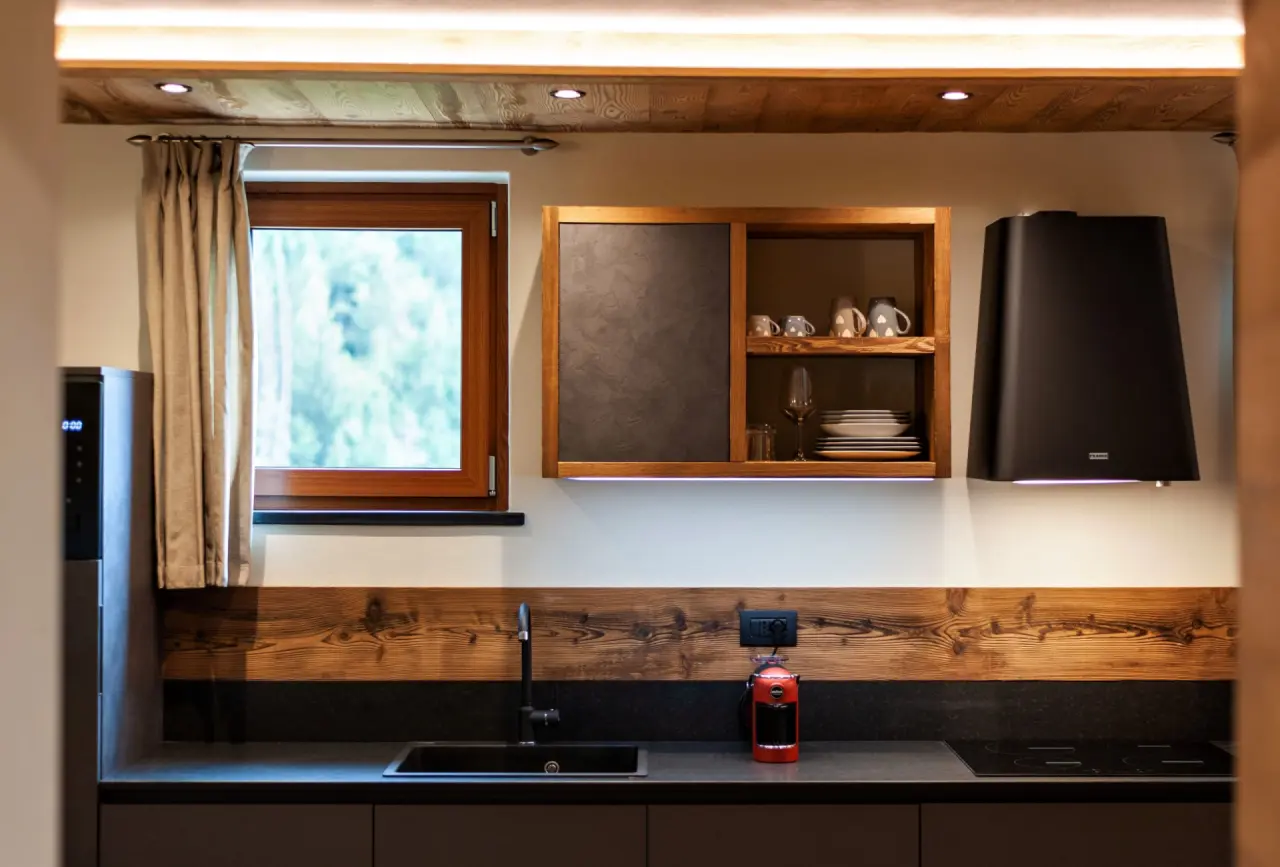 Orobie Alps Resort in Roncobello – Moderne Küchenzeile mit Holzdetails | Wellnesshotel Lombardei